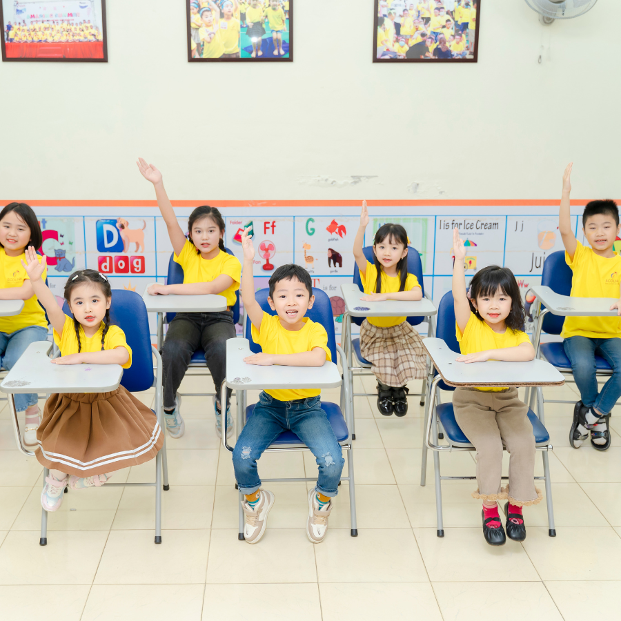 Khoa-hoc-tieng-anh-mau-giao-giup-be-lam-quen-voi-tieng-anh-co-ban